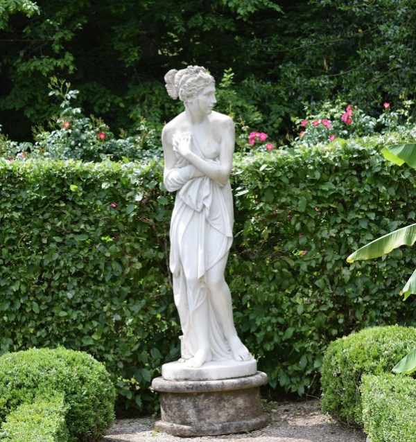 Statue in Rosenneuheitengarten