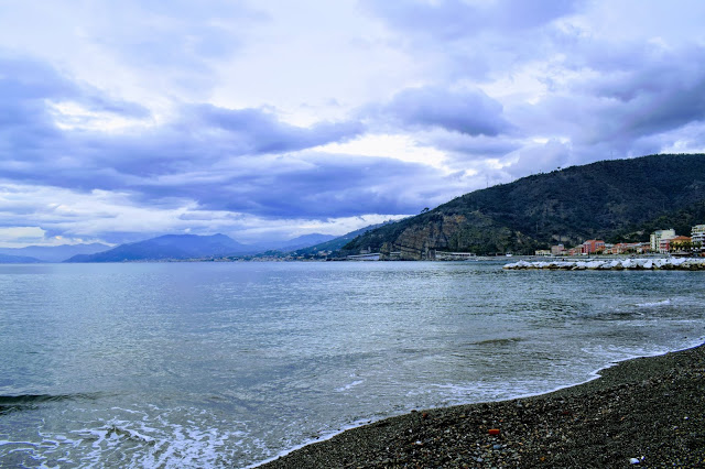 marea si plaja dimineata la sestri levante