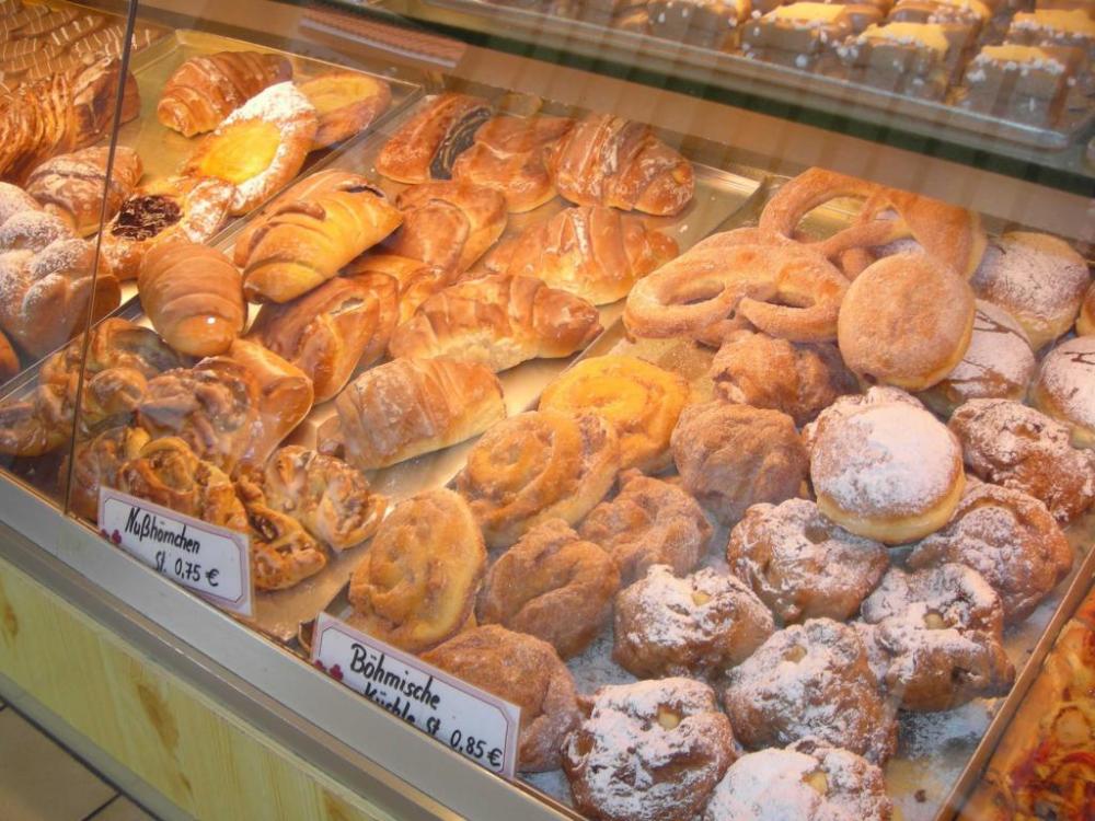 gogosi si patiserie intr-o vitrina din Ulm germania