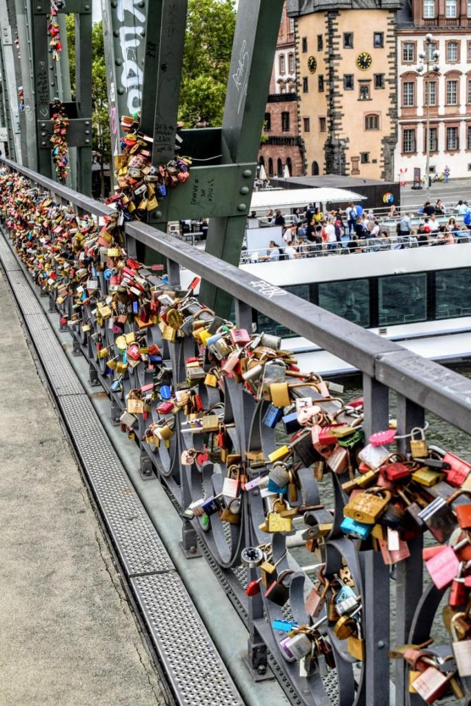poduri cu lacate frankfurt germania