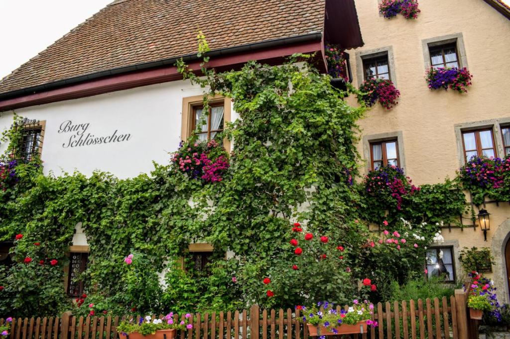 cladire cu flori rothenburg germania