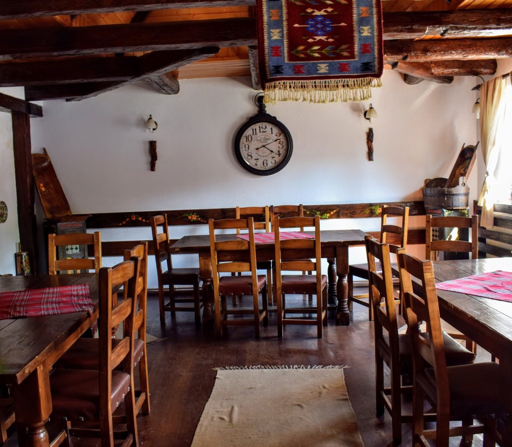 casa traditionala bran romania