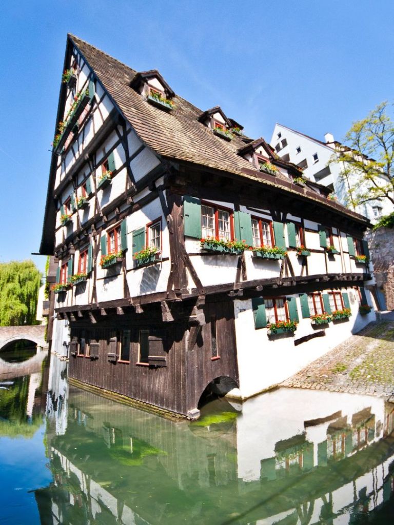 casa inclinata din cartierul pescarilor
