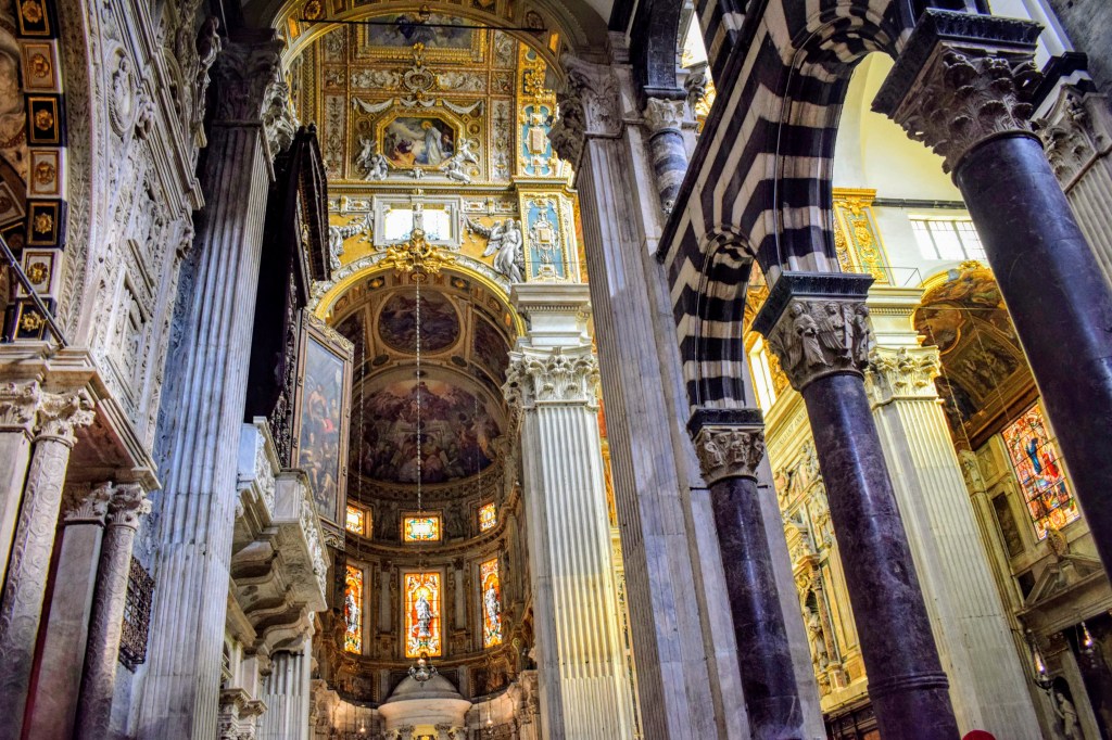catedrala san lorenzo cu culoane alb negru genova italia