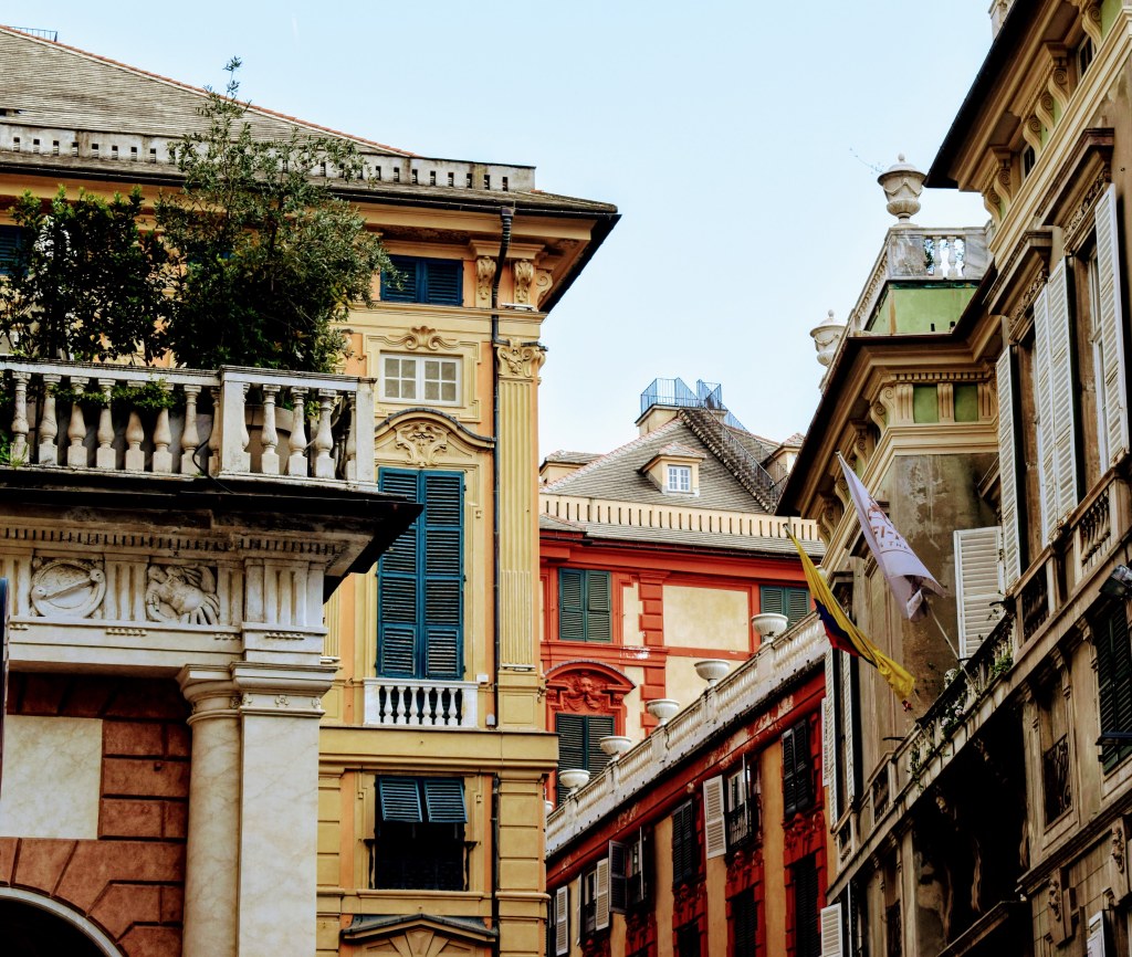 cladiri istorice colorate in genova italia