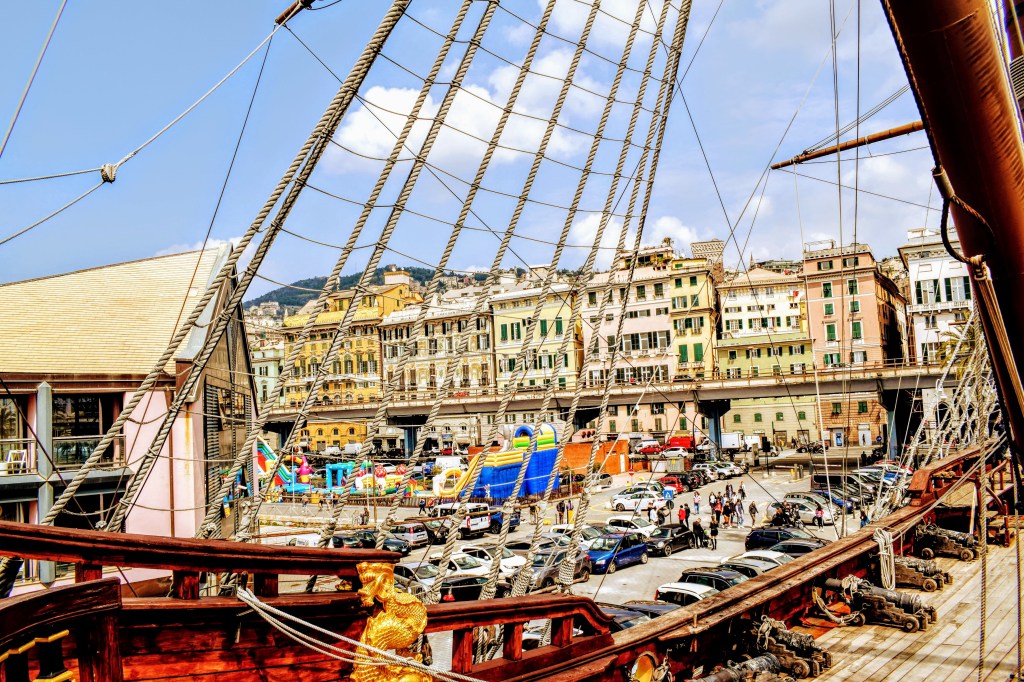 vedere asupra portului vechi de pe vasul neptun genova