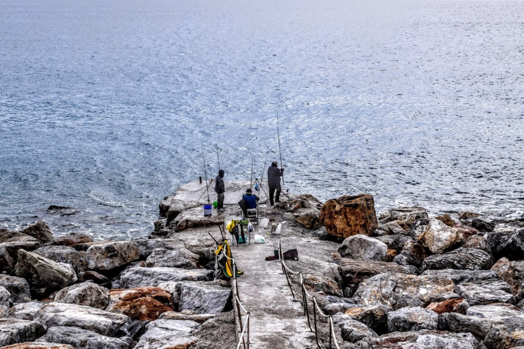 pescari la marea ligurica italia