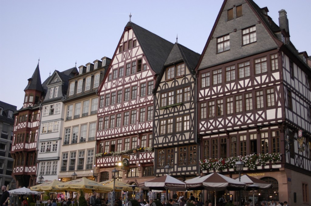 cladiri traditionale cu barne de lemn frankfurt