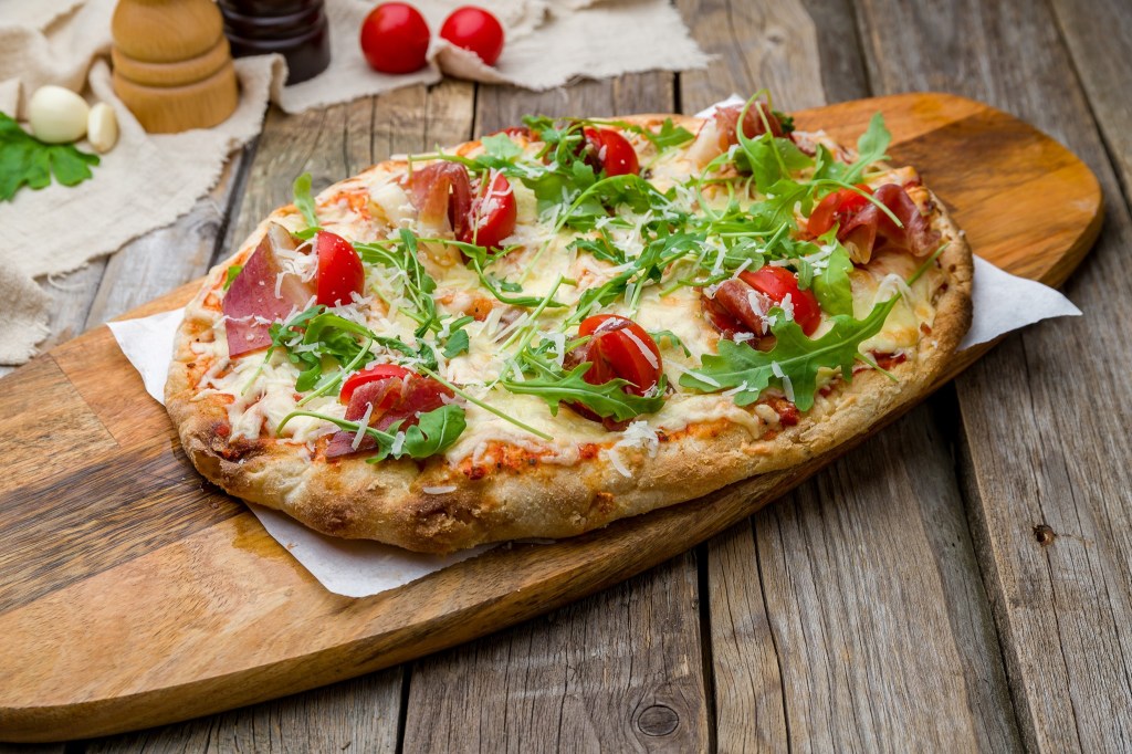 pizza cu rosii si rucola