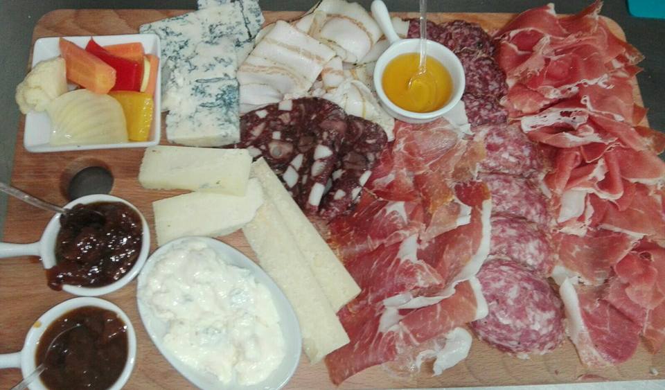 platou de branzeturi si mezeluri