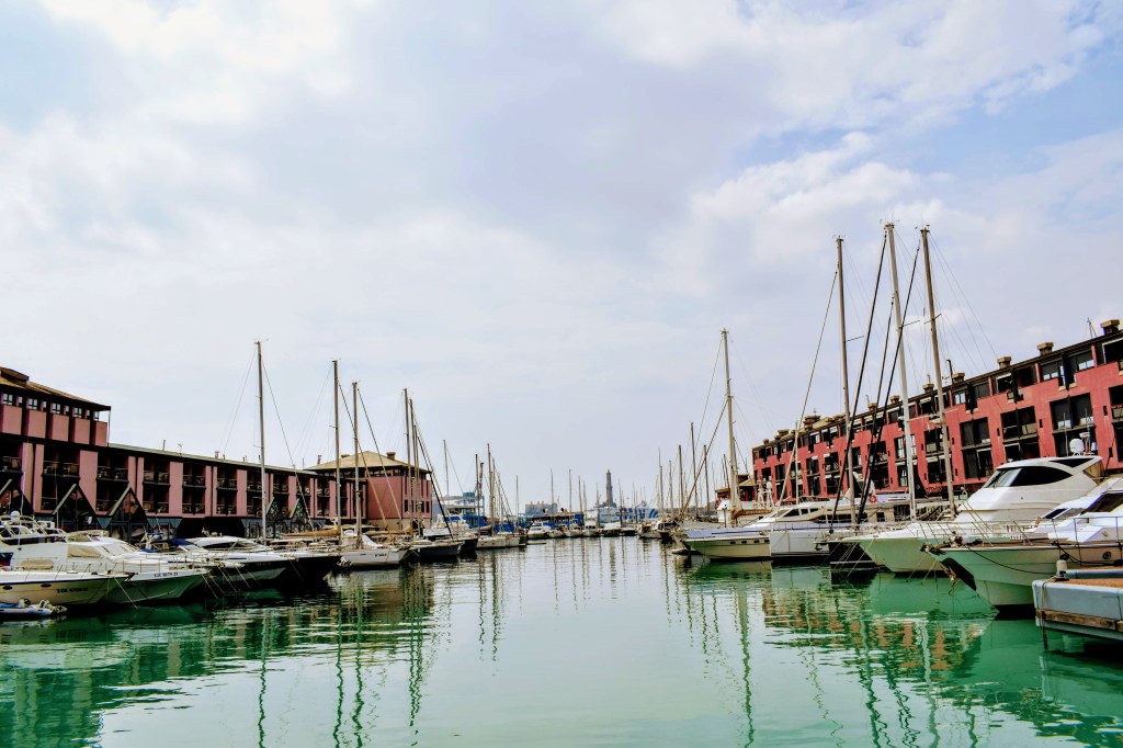 portul turistic din genova italia