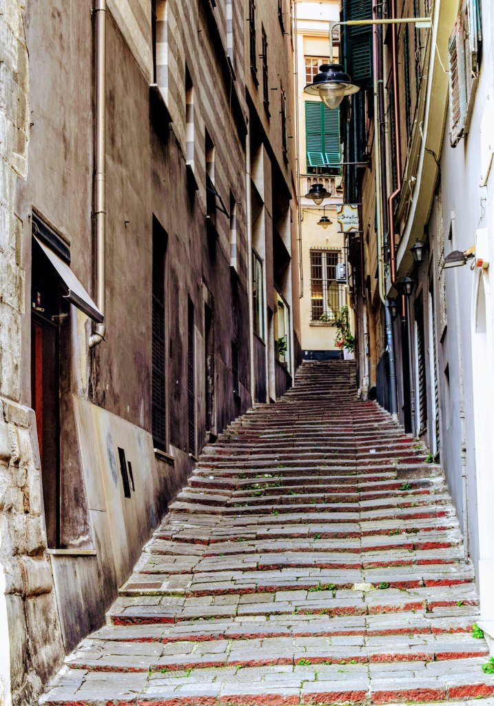 alee printre cladiri genova